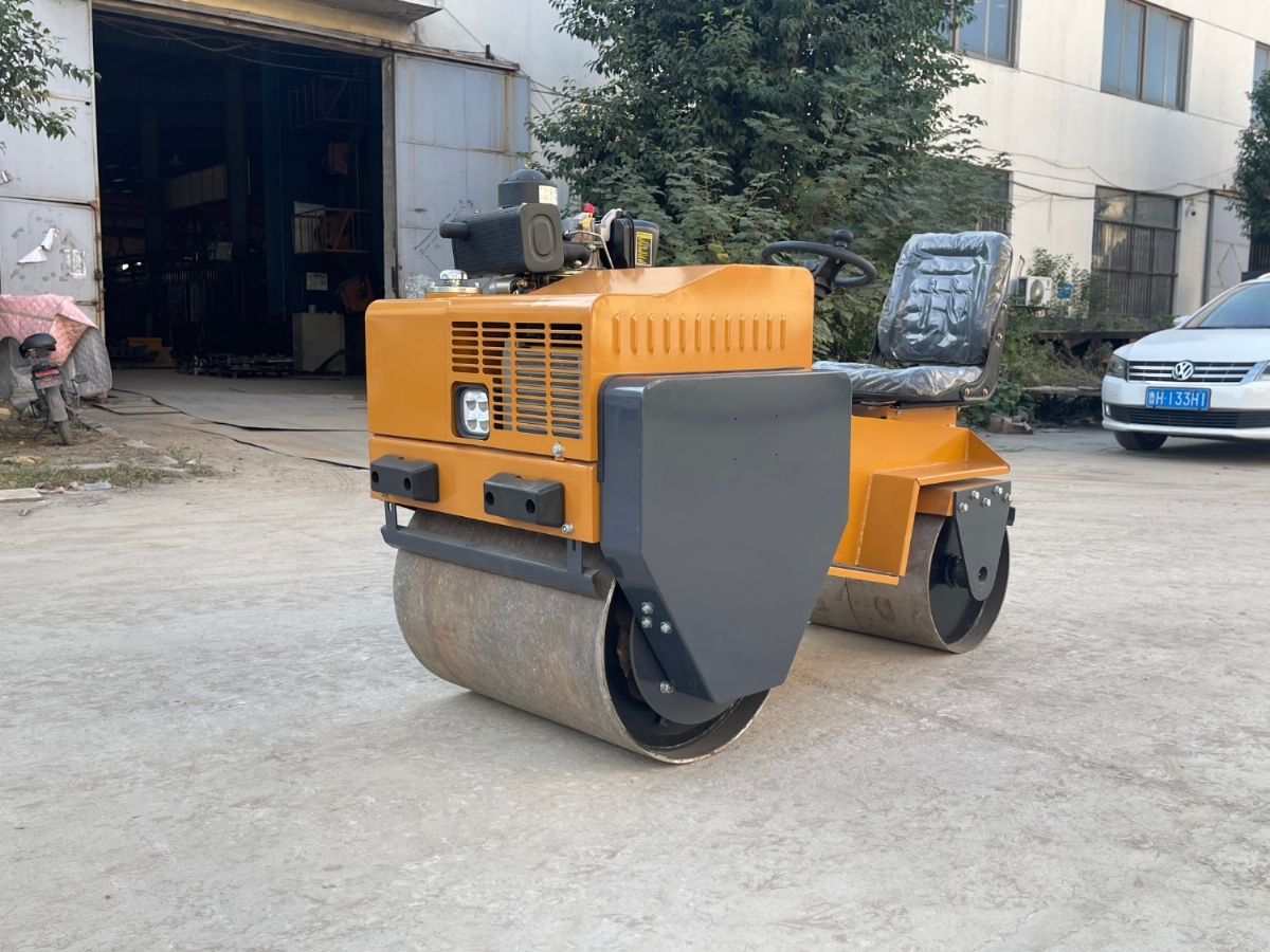 小型座駕壓路機(jī)